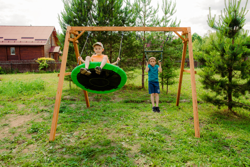 Деревянные качели с трапецией и качелями гнездо Свиби