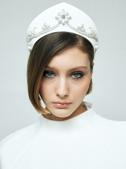 Кокошник M заостренный с жемчугом