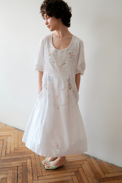 Платье с цветочной вышивкой