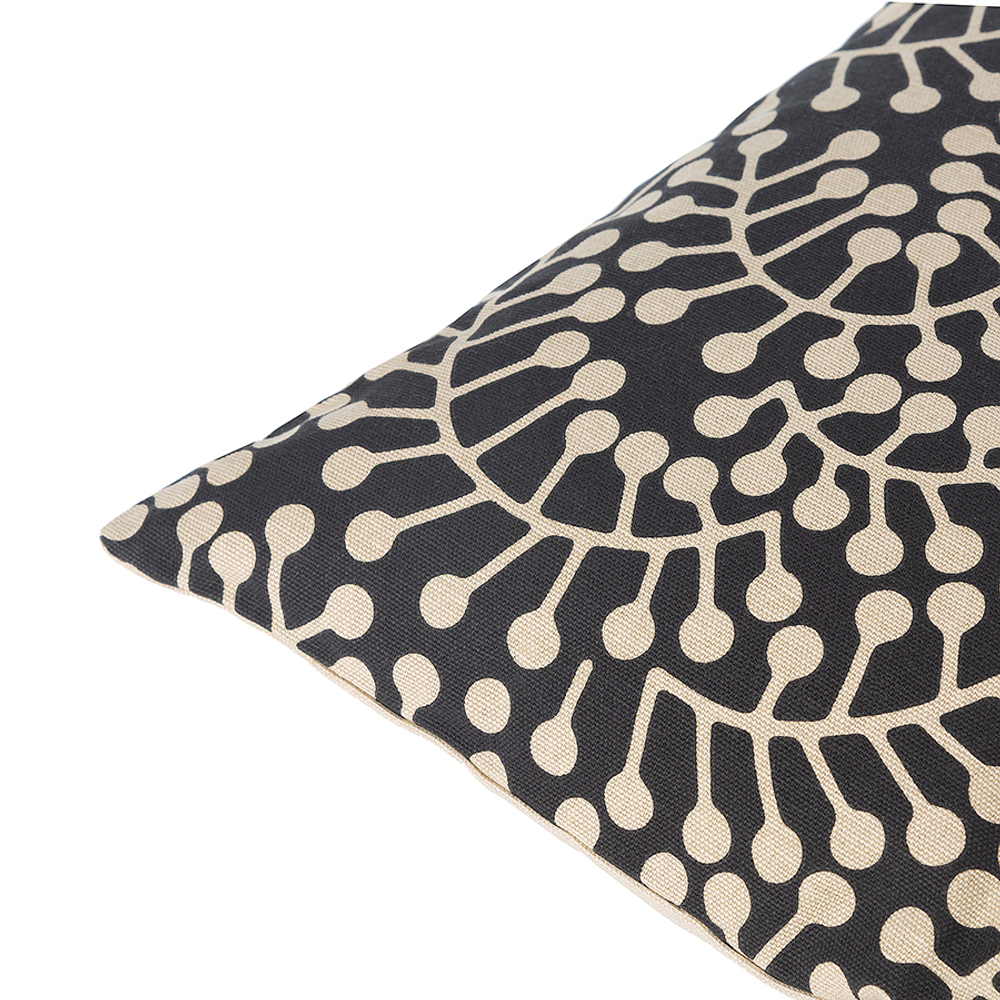 Подушка декоративная черного цвета с принтом Спелая Смородина из коллекции scandinavian touch, 45х45 см