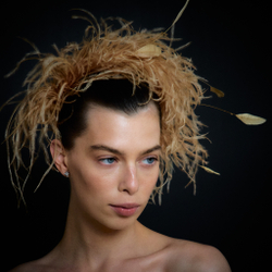 Ободок тонкий с бежевыми перьями