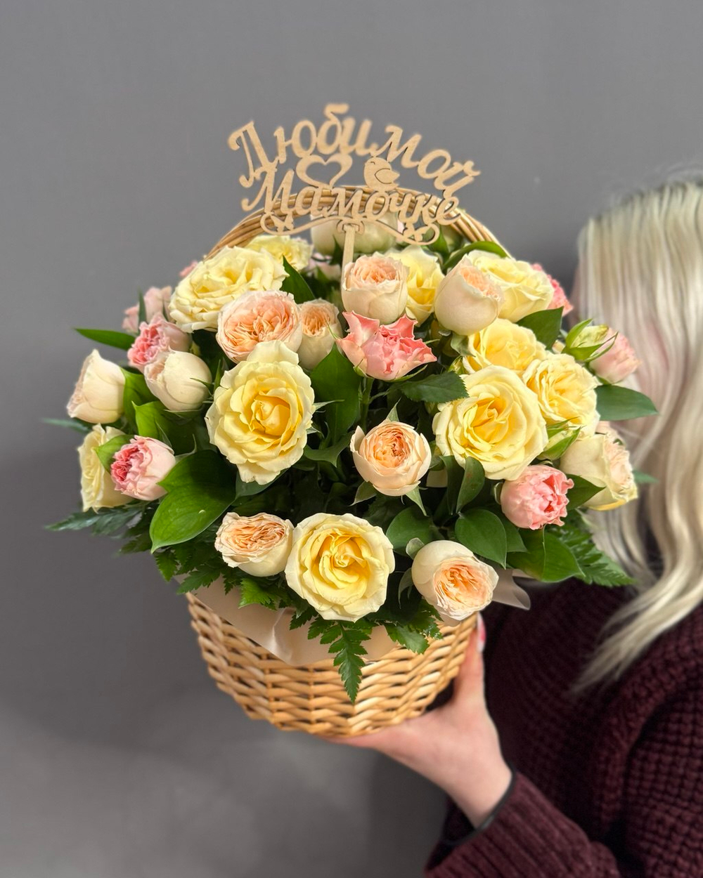 Корзина с кустовыми розами