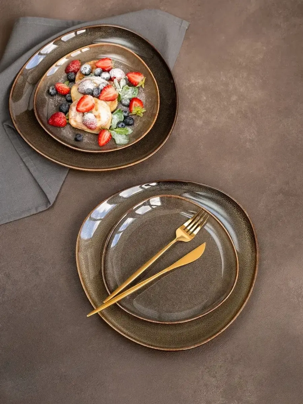 Набор посуды 2 тарелки коричневые треугольные плоские 28 см