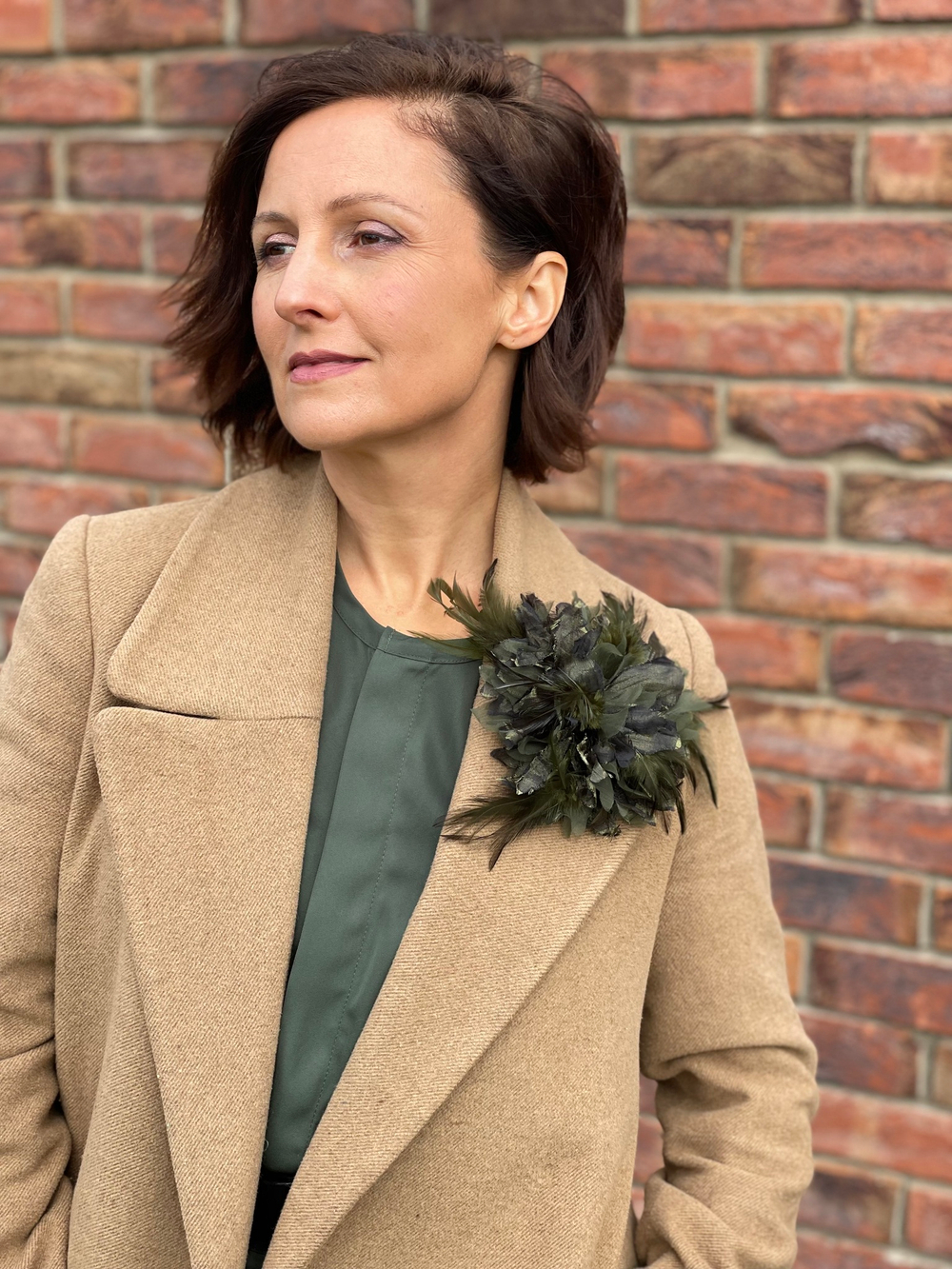 Брошь-заколка в форме цветка, перья и шелк, оттенок хаки