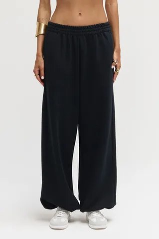 Широкие джоггеры без начеса с утяжкой черного цвета
