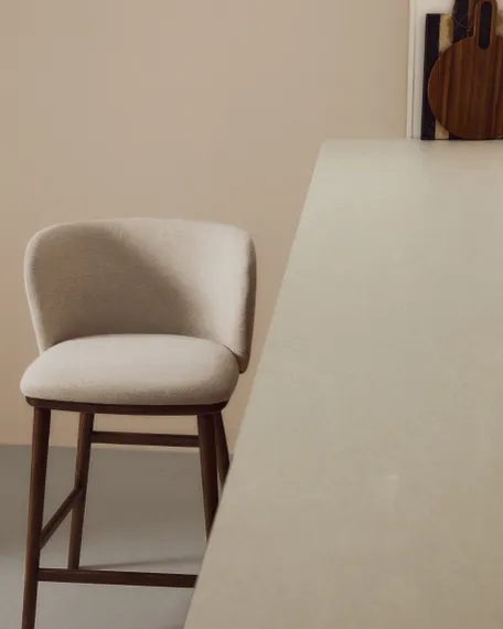 Полубарный стул Ciselia из бежевого шенилла с ножками из ясеня в отделке орех