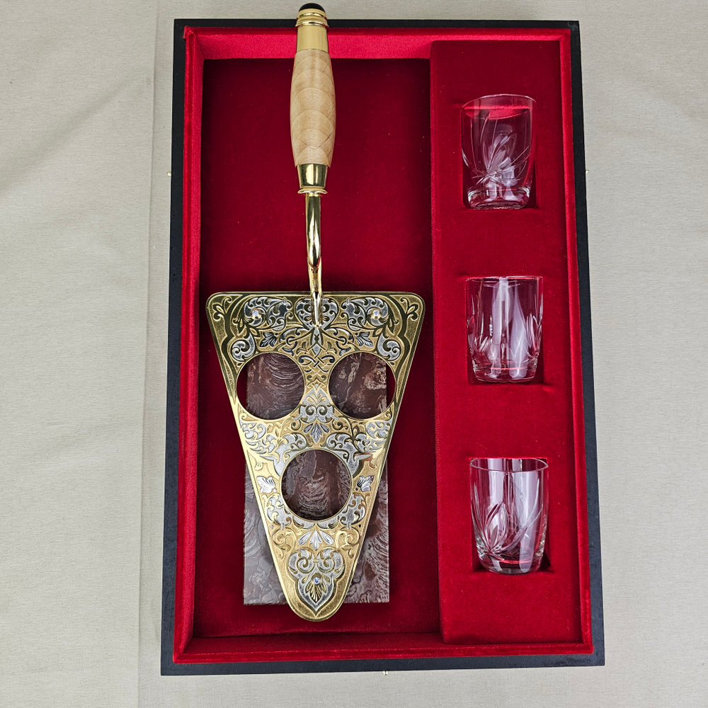 Мастерок сувенирный со стопками "Златоуст"