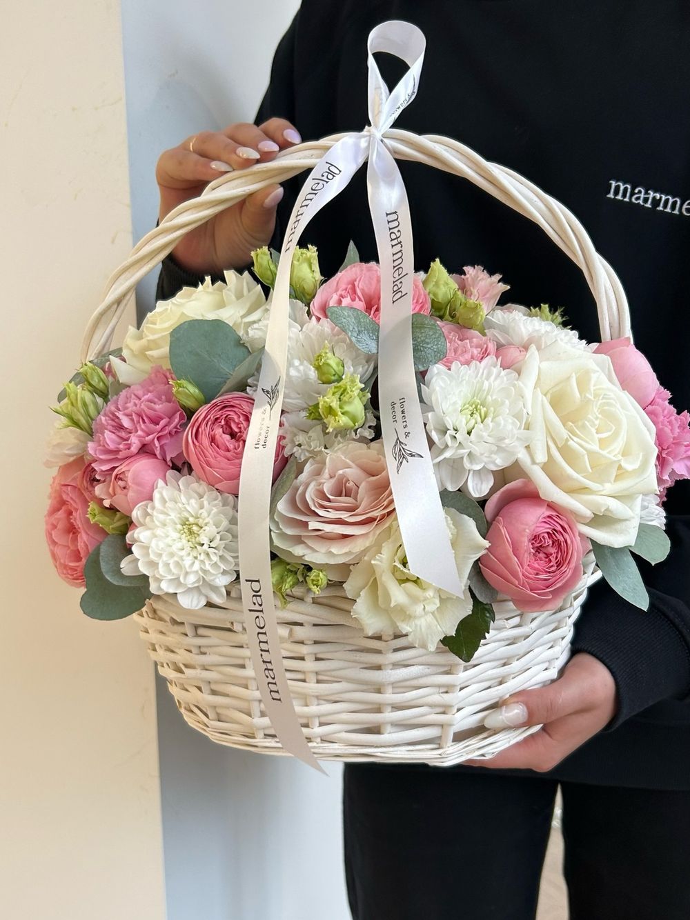 Цветочная корзина в розовой гамме