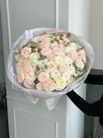 Гранд букет из кустовых пиновидных роз, оксипеталума, диантусов и маттиолы