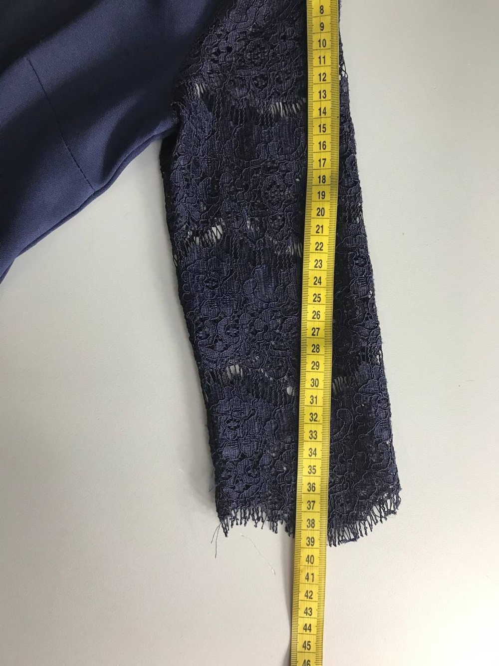 Платье Mir Mosshion лаконичное, визуально на 42 размер