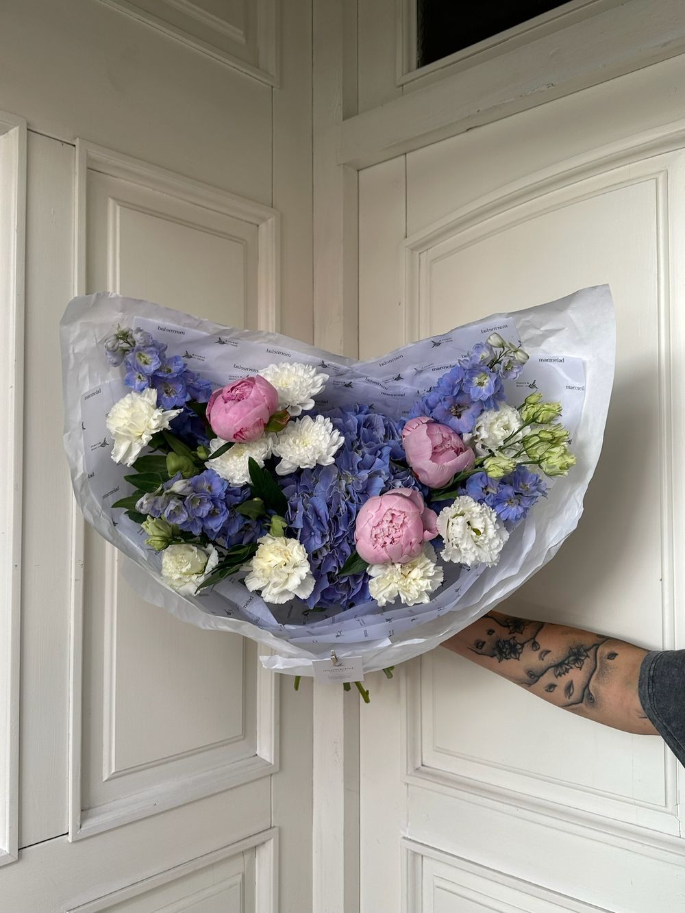 Букет из гортензии, хризантемы, дельфиниума лизиантцса и пионов