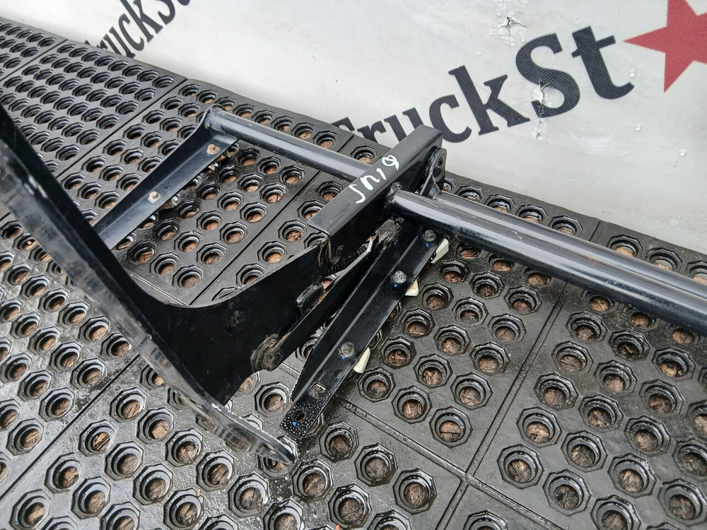 Кронштейн левого спойлера 2022г.