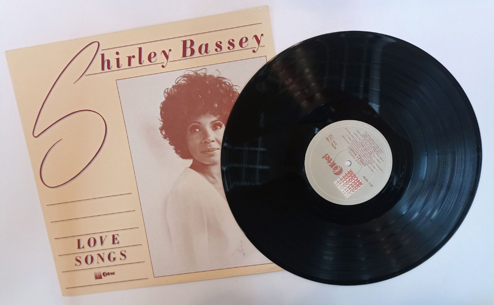 Винтажная виниловая пластинка LP Shirley Bassey Love Songs (UK 1982)