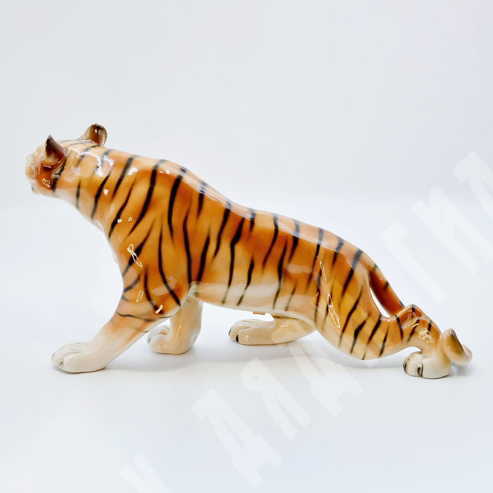 Крадущийся тигр. Фарфор, ручная роспись. Ройял Дукс (Royal Dux), Богемия, Чехословакия. До 1993 г.