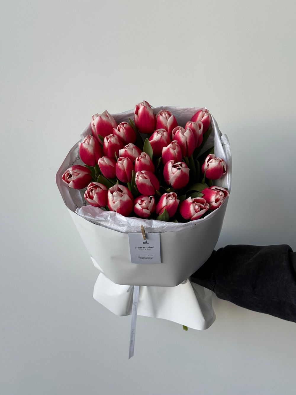 Букет из 25-ти красно-белых тюльпанов