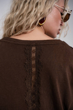 Футболка из легкой ткани с гипюровыми вставками на спине