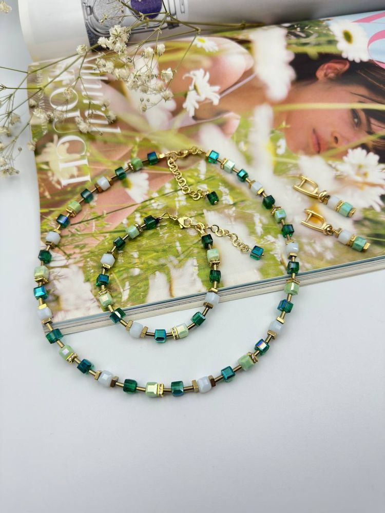 Серьги из белых и мятных кубиков Swarovski, оттенок золото