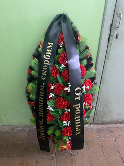 Искусственный венок из красных хризантем с лентой