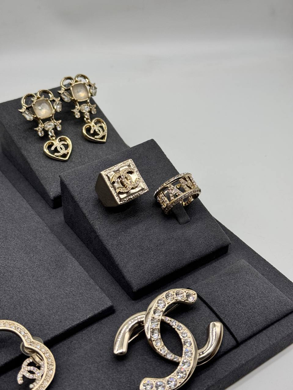 Брошь CHANEL