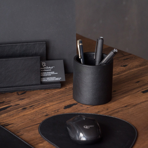 Подставка кожаная для ручек черного цвета