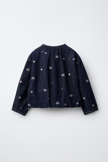 ZARA ДЖИНСОВАЯ КУРТКА С ВЫШИТЫМИ ЦВЕТАМИ, СИНИЙ