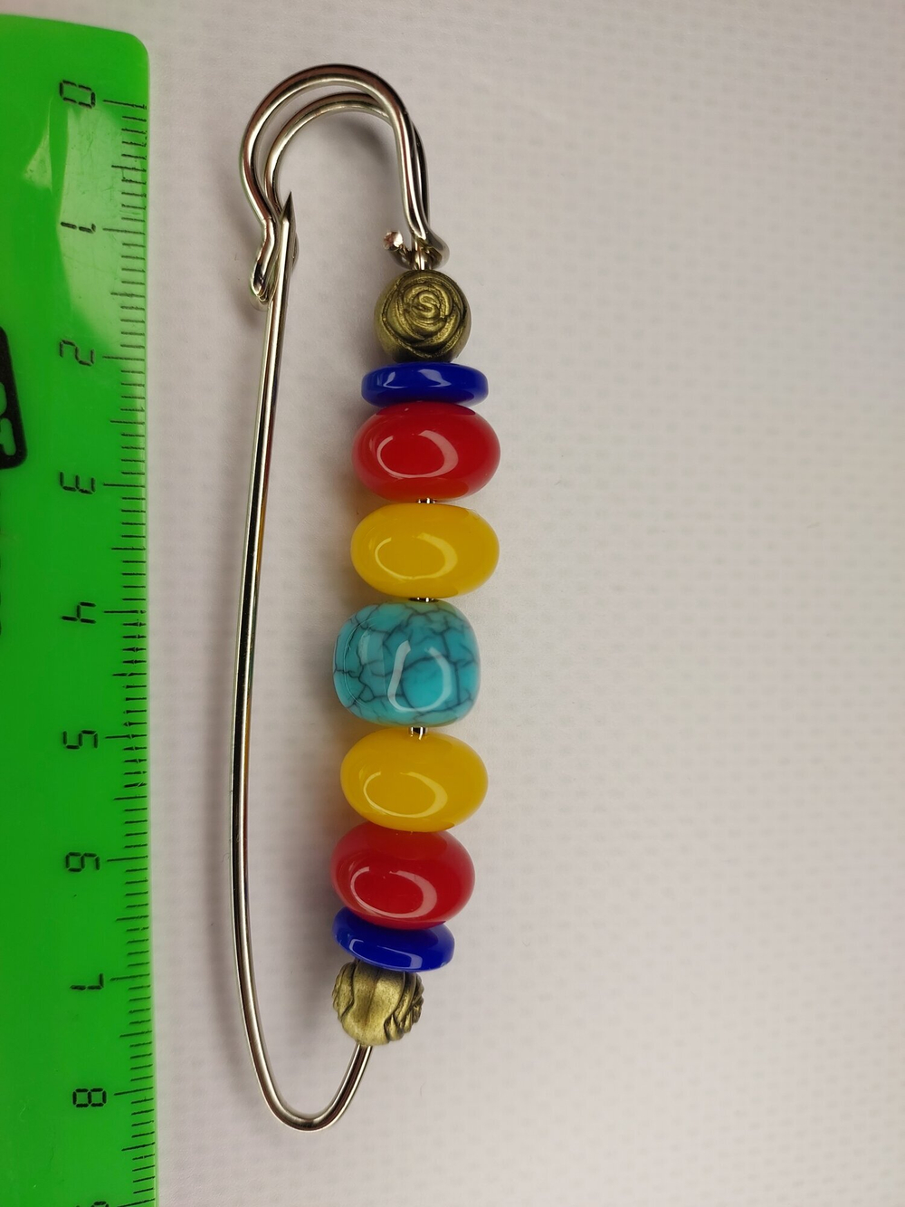 Булавка брошь "морские камушки" для кардигана,  пальто, платков, костюмов, одежды.Цвет бежевый синий красный.