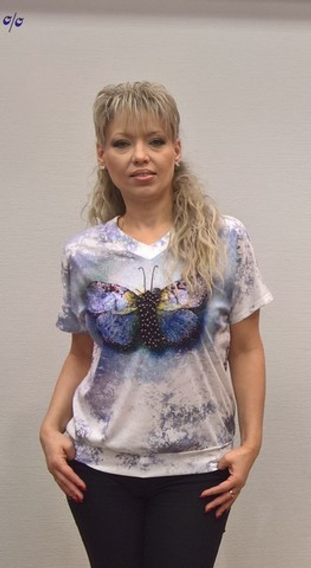 Бело-голубая футболка с принтом стразовая "бабочка"