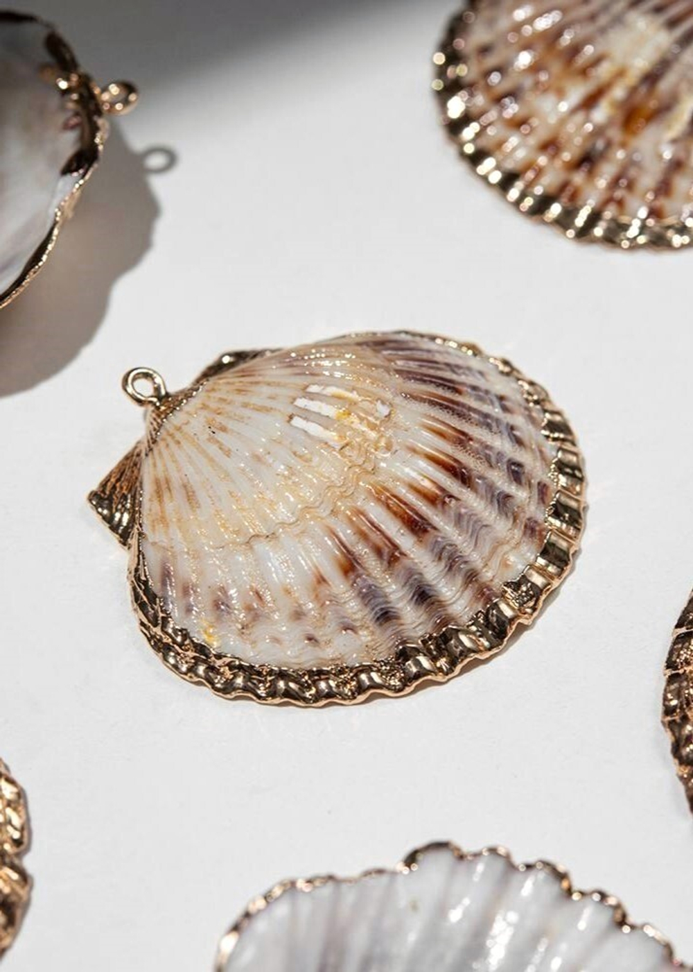 Новинки: подвески из ракушек