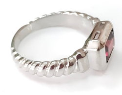 Ювелирное кольцо из серебра с гранатом