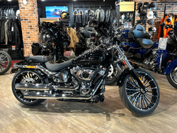 BREAKOUT 117 (VIVID BLACK) 2025