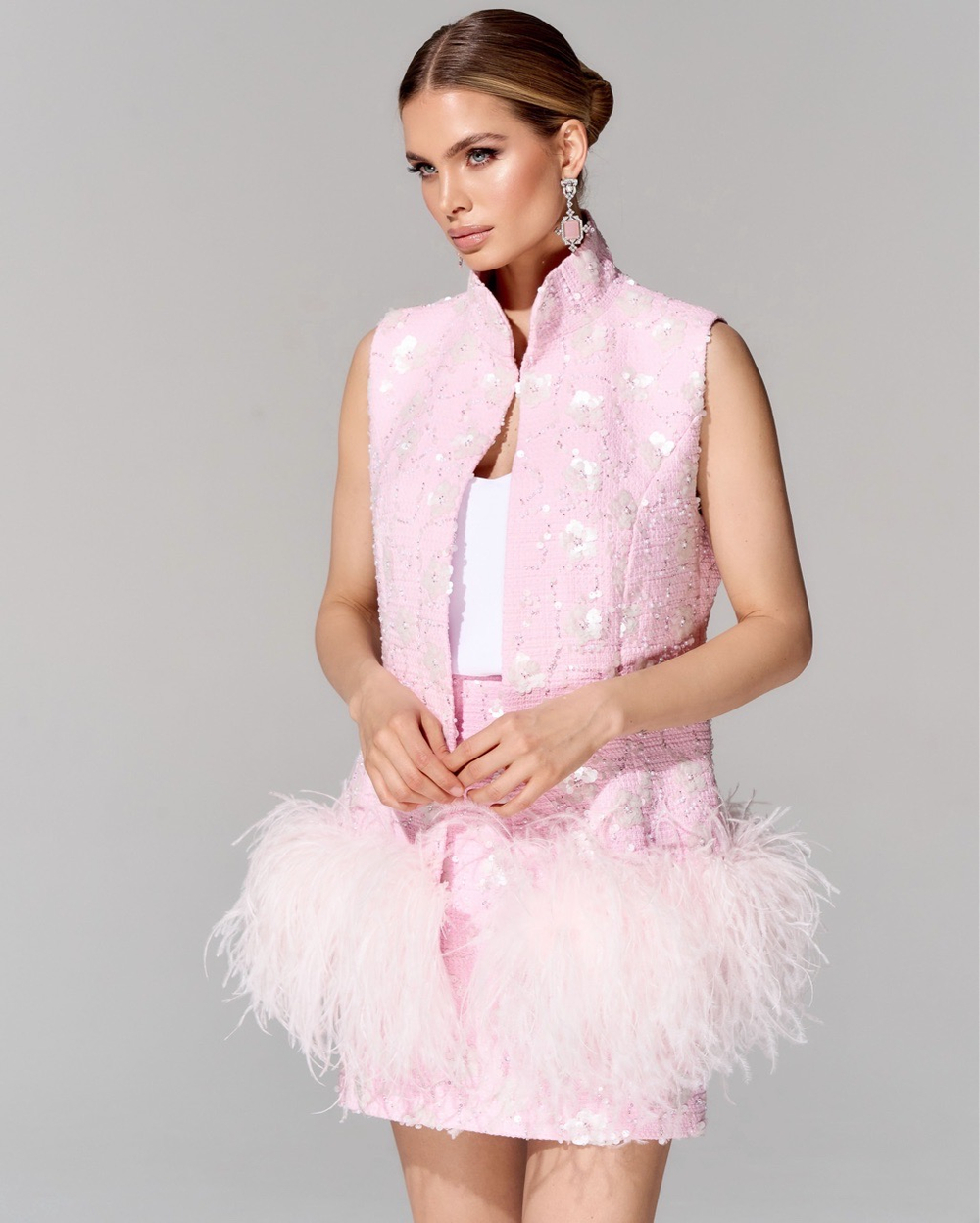 Жилет из премиального твида с отделкой перьями