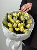 Букет из 21 лимонного тюльпана и белого оксипеталума