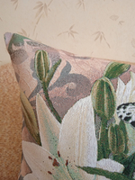 Декоративная гобеленовая наволочка для интерьерной подушки Аромат лилии 68х47