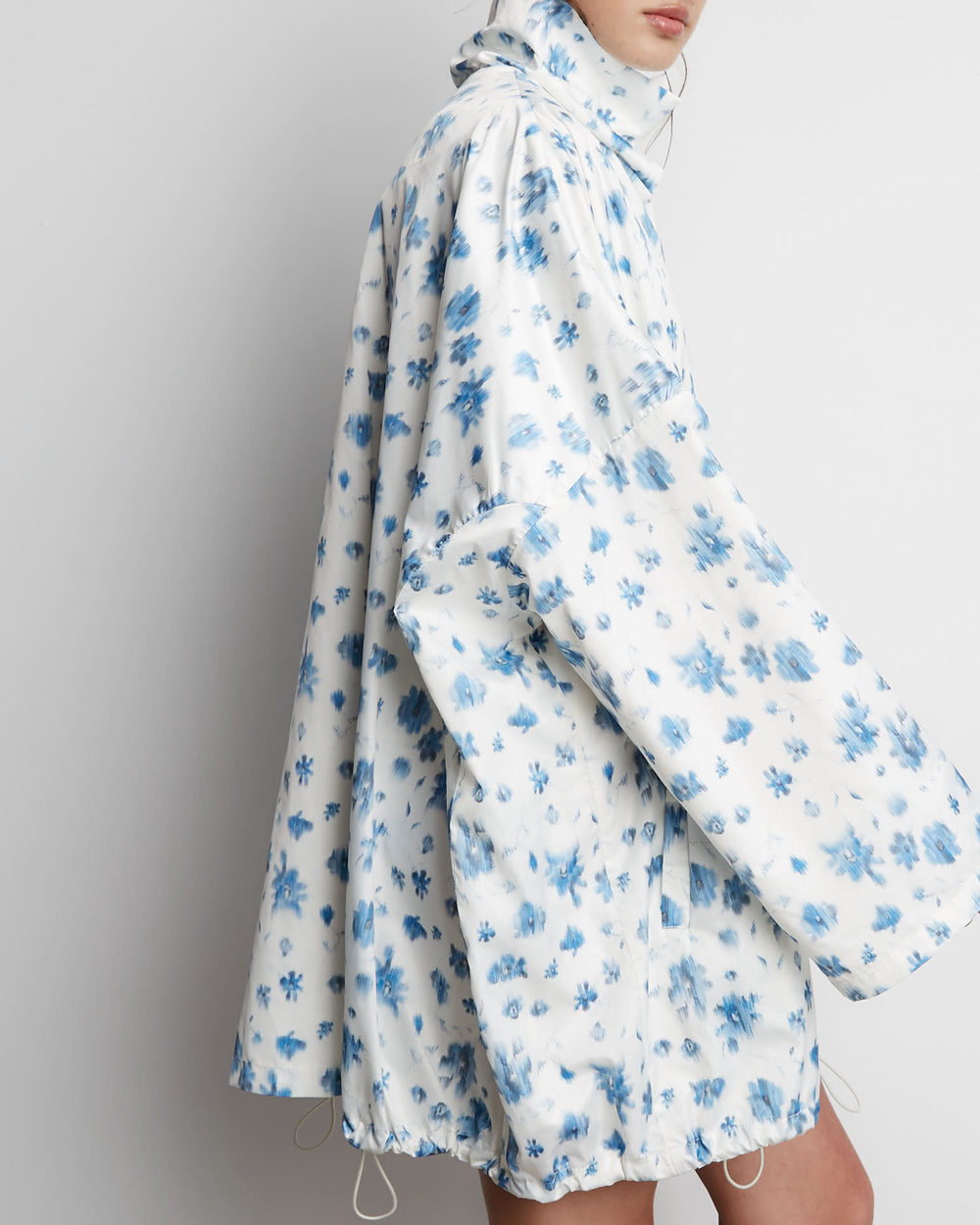 Ветровка объемного кроя непромокаемая цветы молочный/голубой