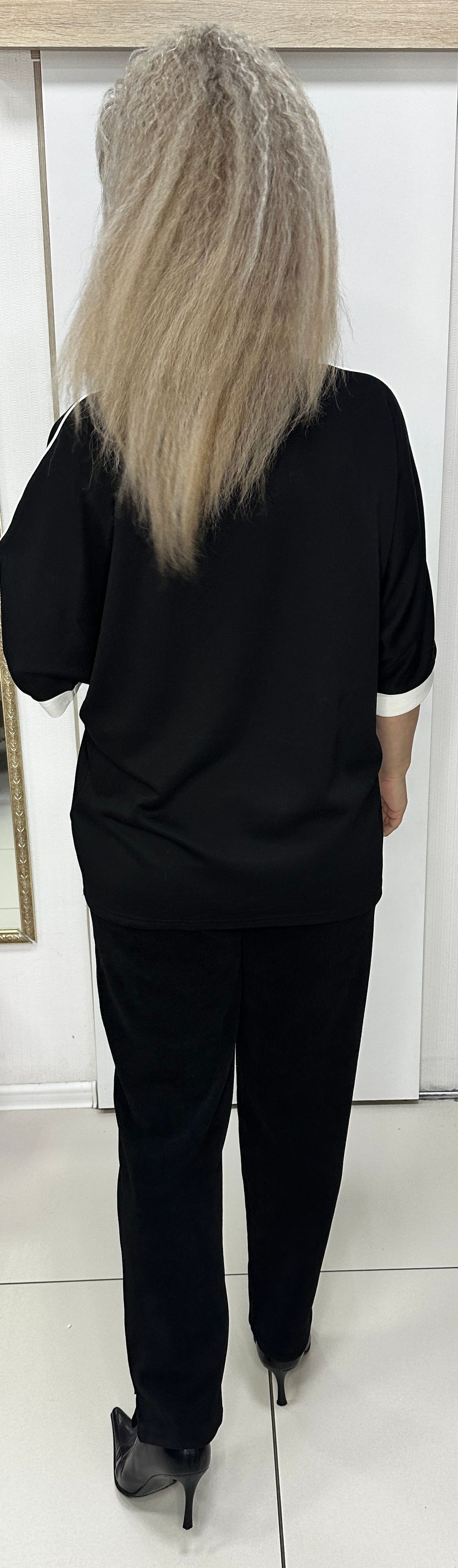 Черный блузон со стразовым принтом и белой окантовкой