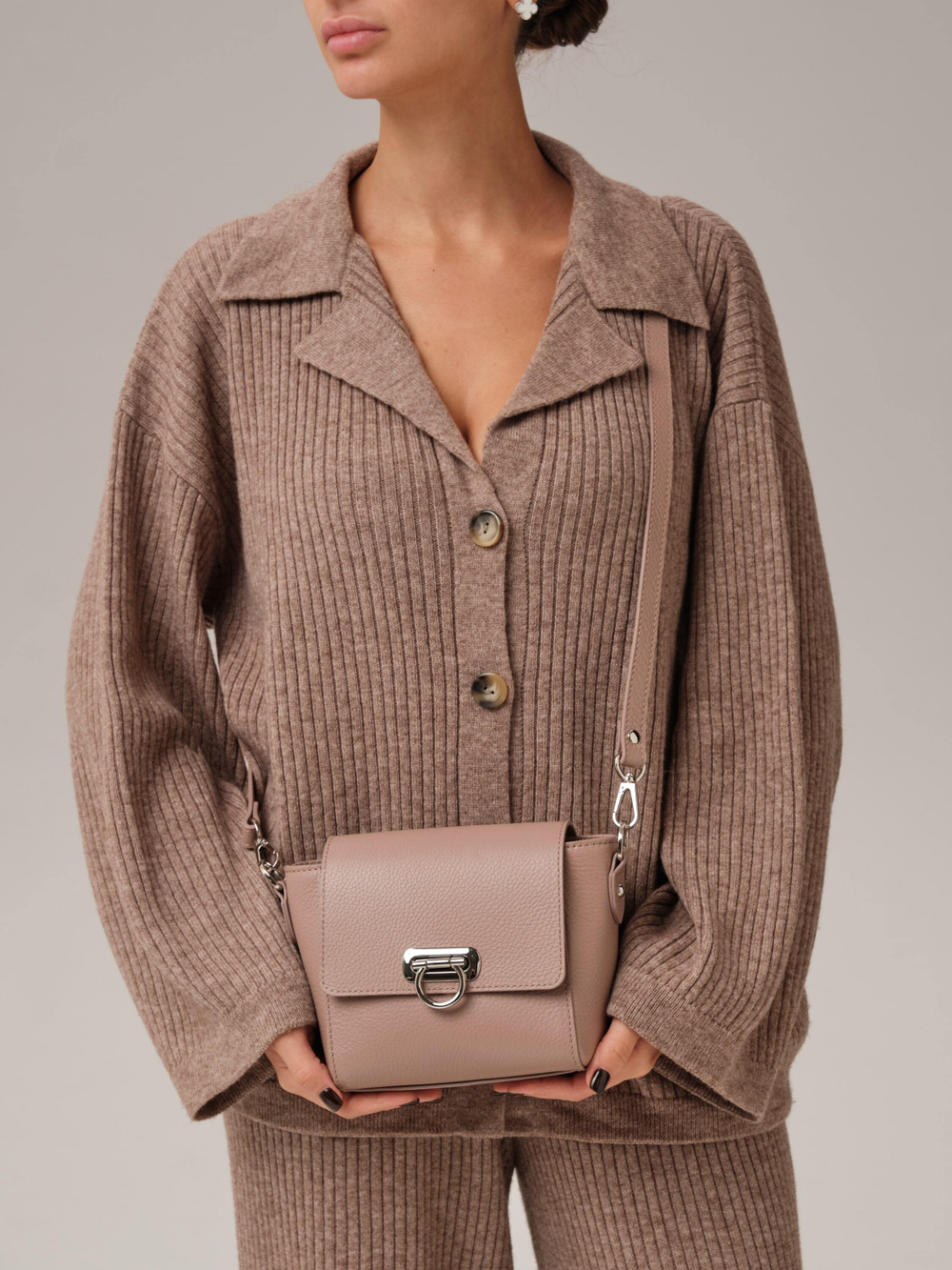 Сумка кожаная кросс-боди фруктовый мусс