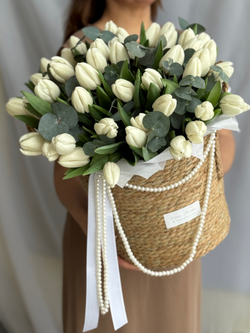 Охапка белых тюльпанов и благородный эвкалипт в стильной корзине от Флора Маркет