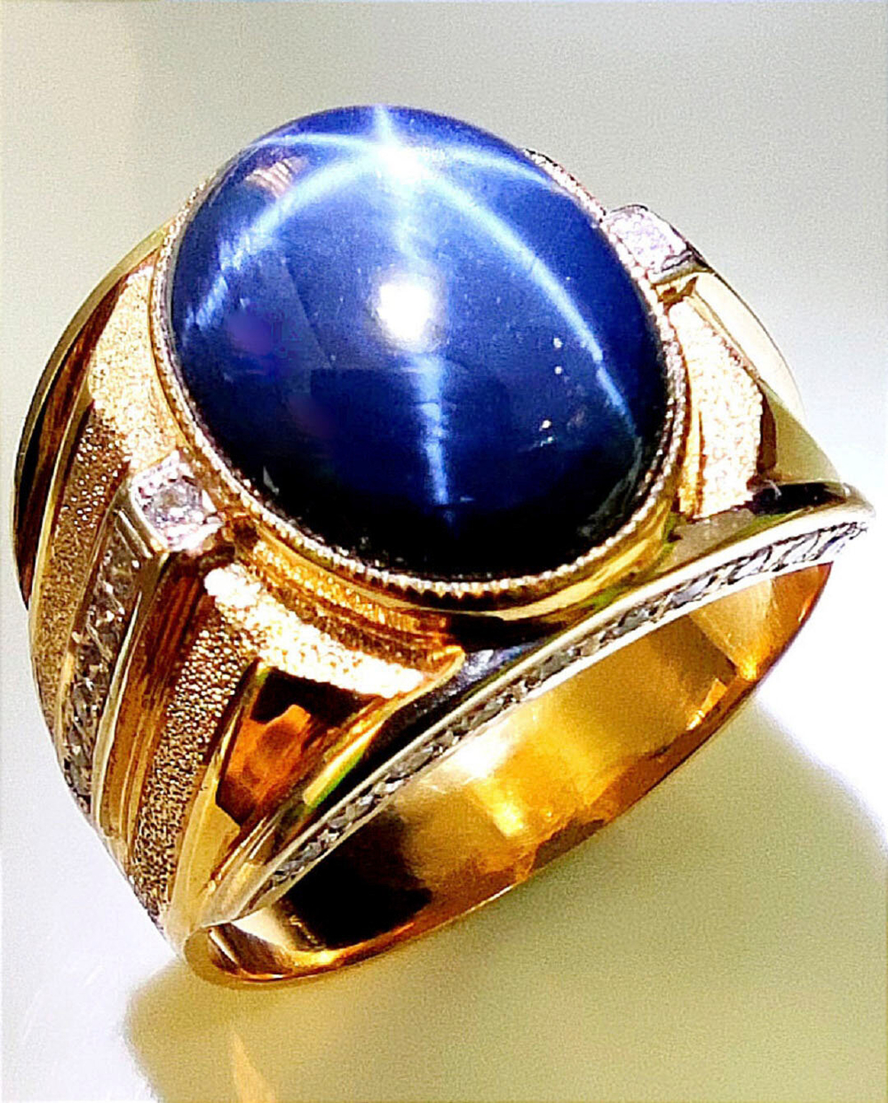 Кольцо Эстерелла золото 750, бриллианты, звёздчатый сапфир.