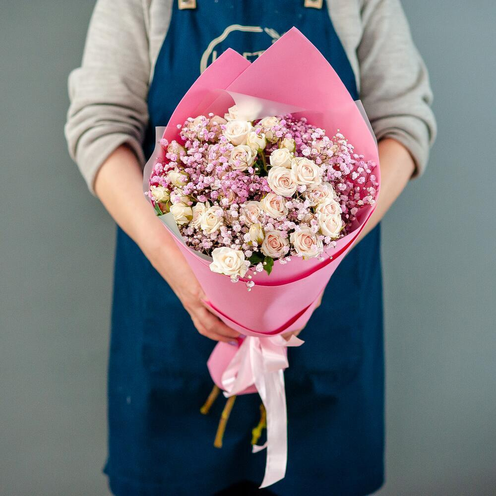 Букет с кустовой розой и гипсофилой в розовых цветах