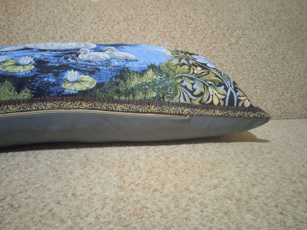 Декоративный гобеленовый чехол Семья лебедей 34х77