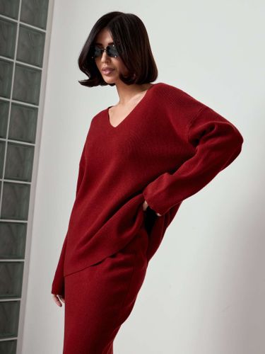Трикотажный костюм с юбкой бордового цвета