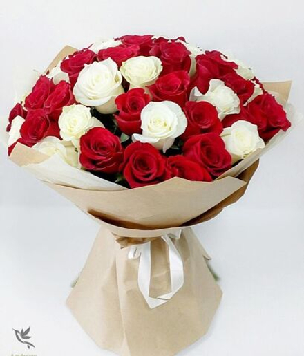 Микс красных и белых роз 55