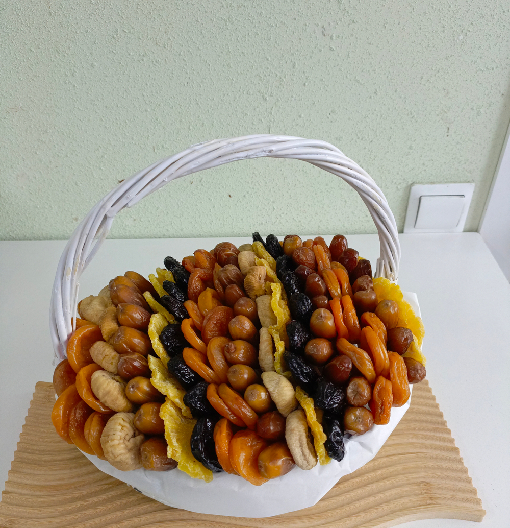 Сухофрукты в корзине