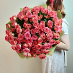 Букет из Коралловых кустовых роз 25 шт в зелёном фоамиране