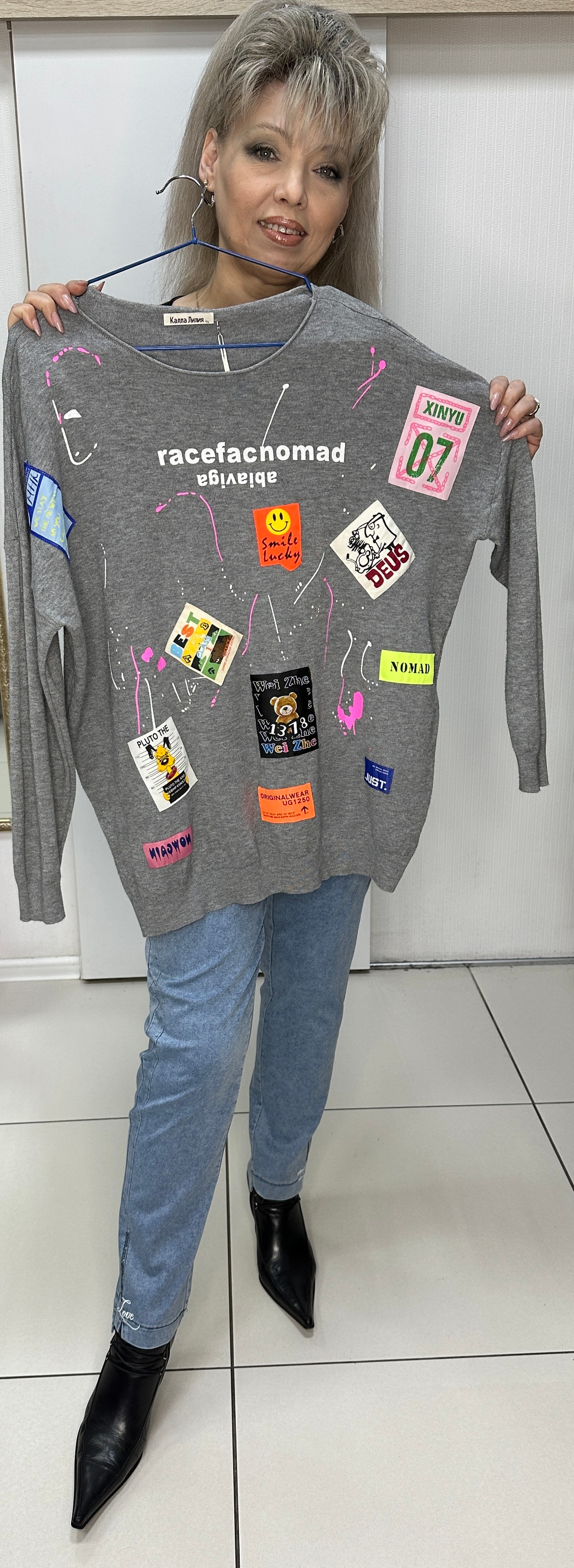 Черный джемпер с ярким принтом по лицевой стороне