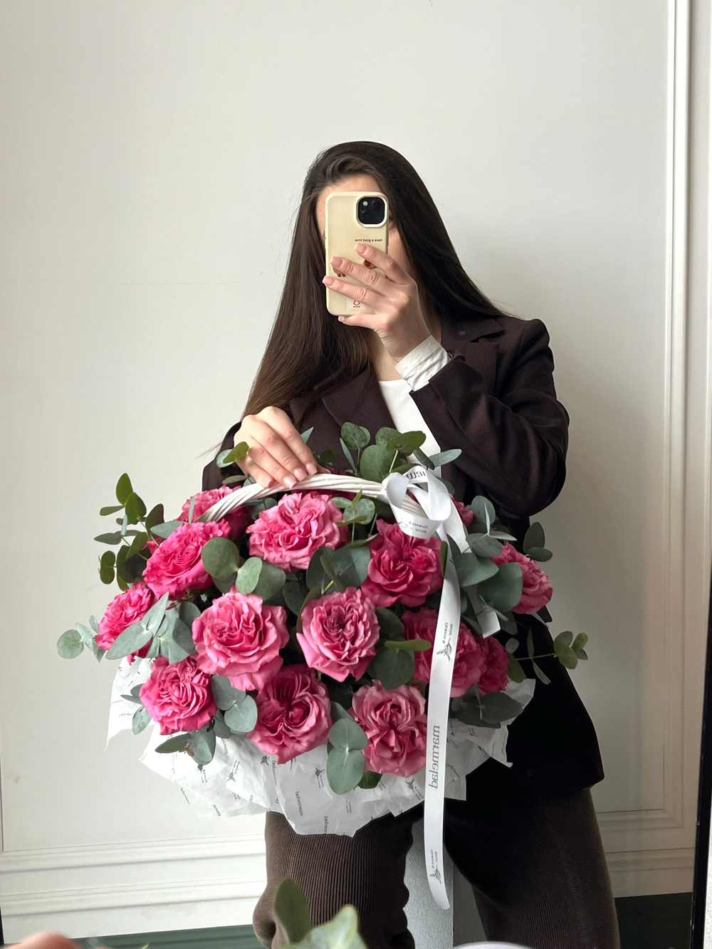 предзаказ - цветочная корзина из роз Кантри и эвкалипта размер M