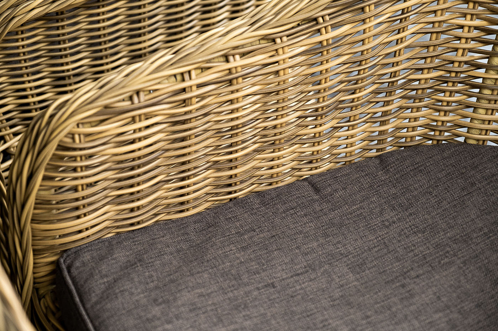 "Равенна" плетеное кресло из искусственного ротанга, цвет соломенный с серой подушкой