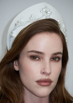 Кокошник M заостренный с жемчугом