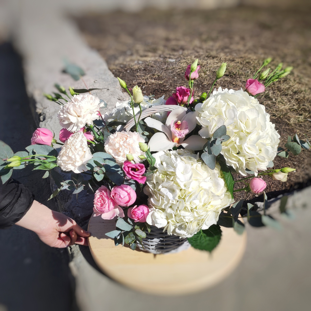 Авторская корзина с 3 белыми гортензиями