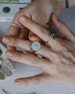 печатка «глаза Солнца» из перламутра с бриллиантом